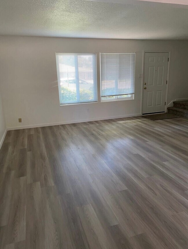 Building Photo - 8617 La Riviera Dr