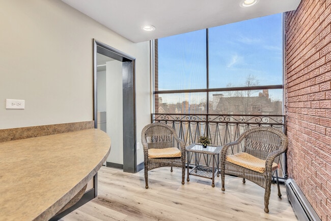 Laundry Sitting Area - 1405ra