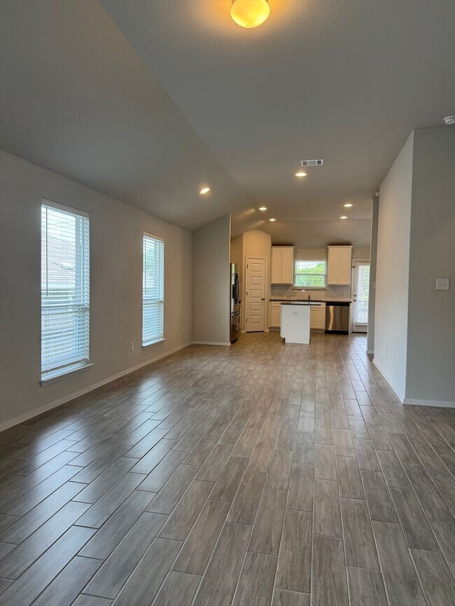 Foto del edificio - 2 BR/2BA | Newly Renovated Single Family Home | 1-Car Garage Parking | Fenced backyard  In Austin!