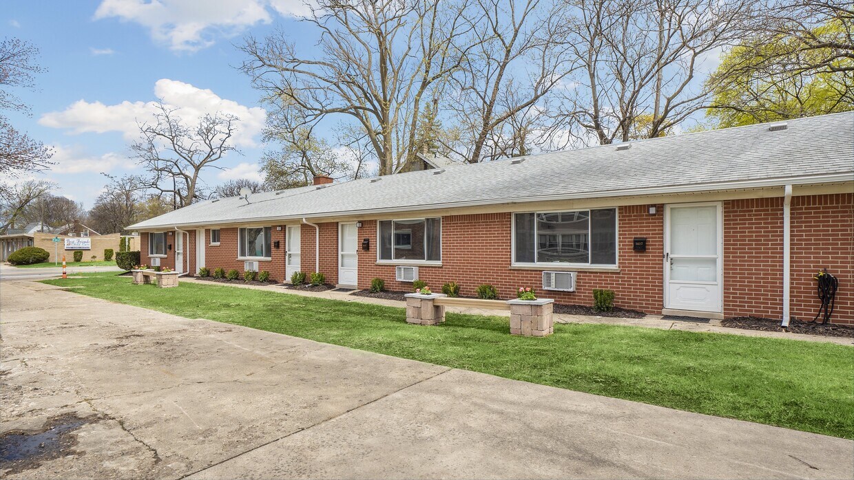 Primary Photo - 1615 W 9 Mile Rd