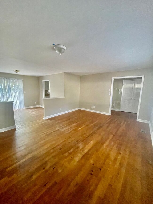 Foto del edificio - Must see This 4 Bedroom 2 Bath Tri Level Home. Located Close to Sugar Creek Rd and N. Tryon St