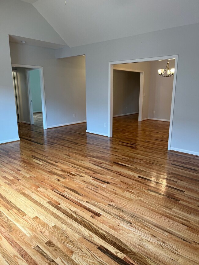 Building Photo - "Charming 2-Bed, 2-Bath Condo with Gleaming Hardwood Floors in Fairview's Fernvale Springs!"