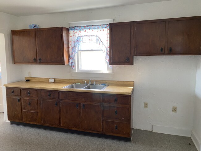 Kitchen cabinets - 934 Buena Vista Blvd