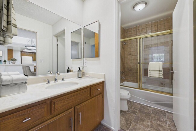 Foto del edificio - 11641 Valley Spring Lane Apartments