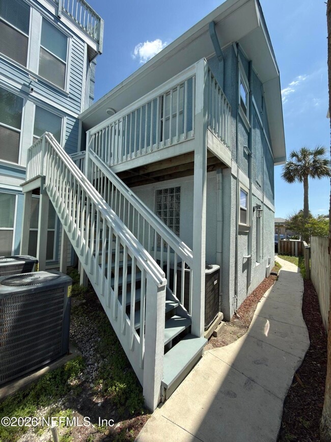 Building Photo - 630 2nd St S