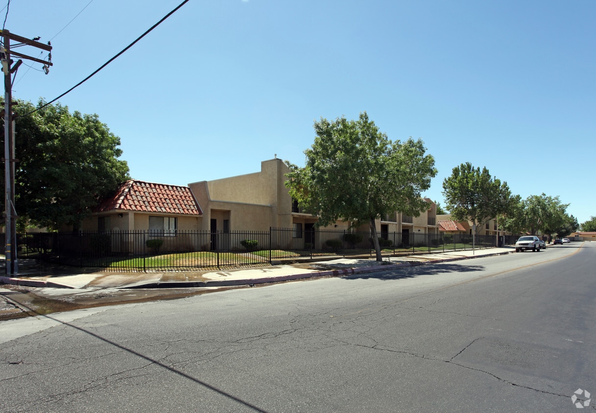 Building Photo - 44200 Kingtree Ave