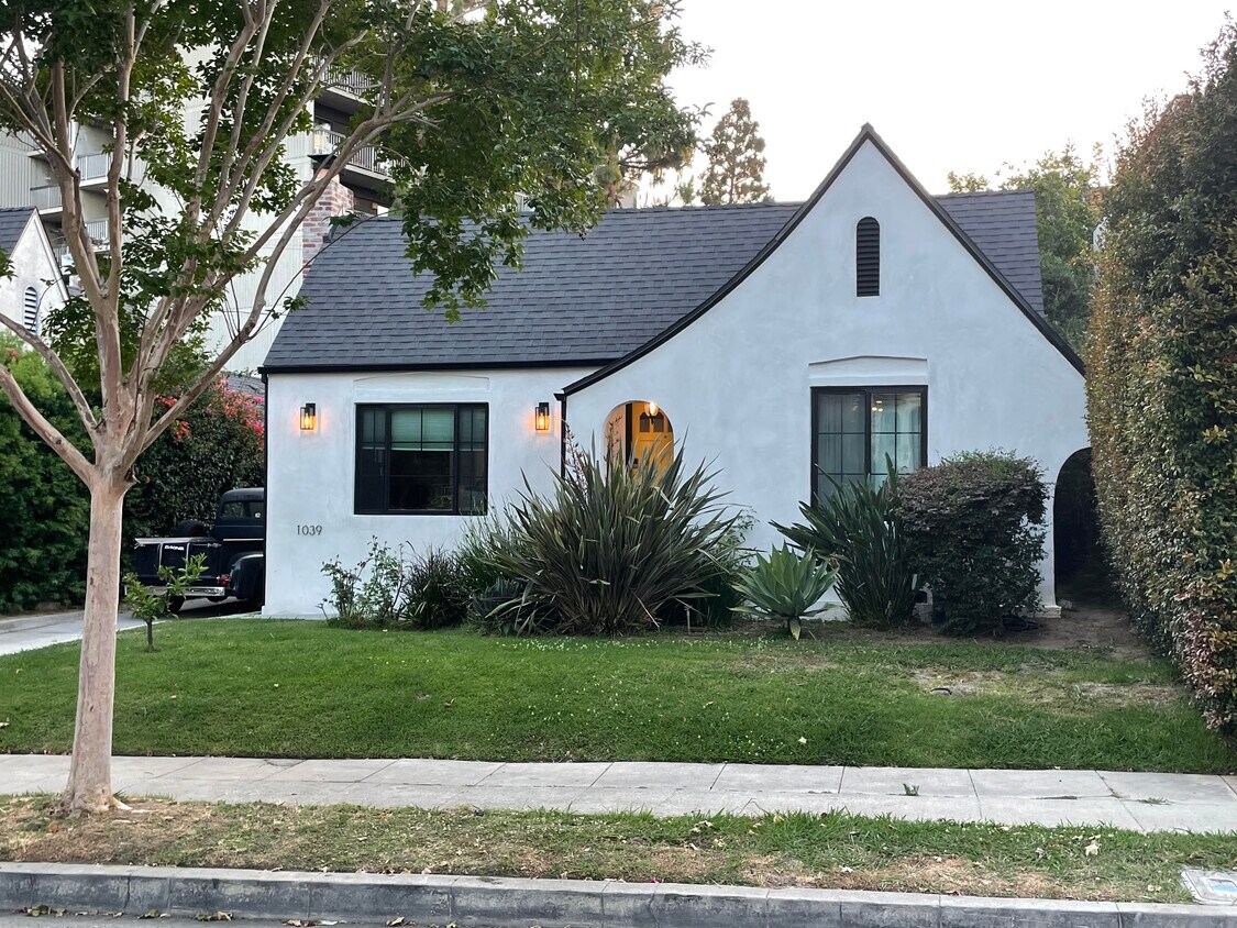 Primary Photo - 1039 S Stanley Ave