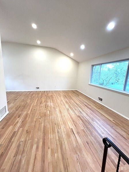 Sala de estar, techo abovedado - 56 Fairway Dr