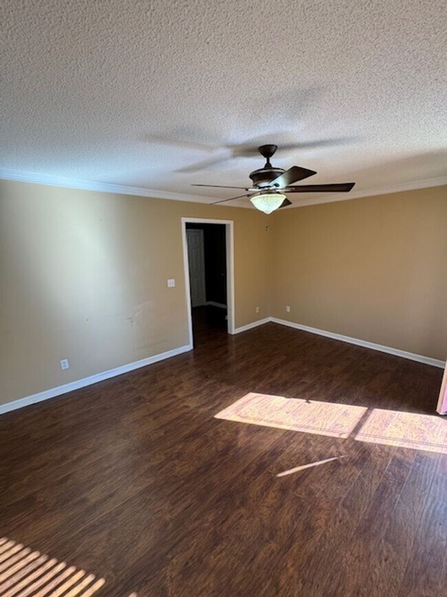Foto del edificio - 2 Bed, 3 Bath Condo with Garage and  Flex ...