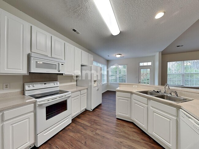 Foto del edificio - 6604 Conifer Cir