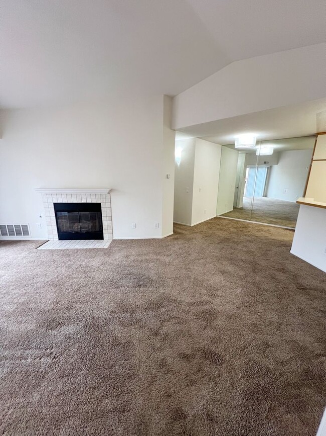 Building Photo - 2 Bed/2 Bath Third Level Condo at City Scene!