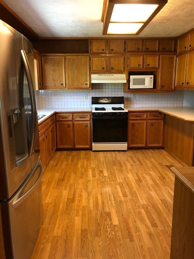 Building Photo - Large 4 bedroom 2 bath home right off of West Center