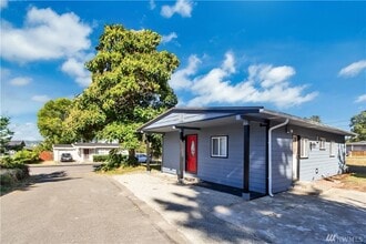 Building Photo - 2100 NE 6th Pl