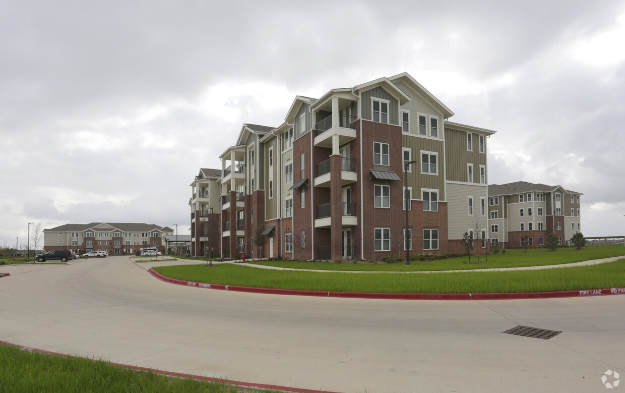 Foto principal - The Delaney at Parkway Lakes