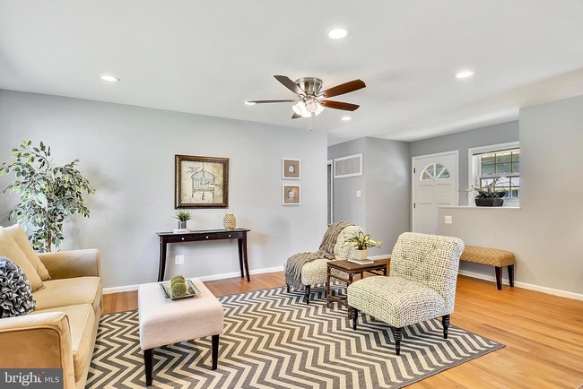 Building Photo - 510 Valley Dr SE