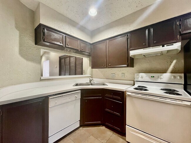 Building Photo - Gorgeous Condo, 2 balconies, 2 bathrooms, ...