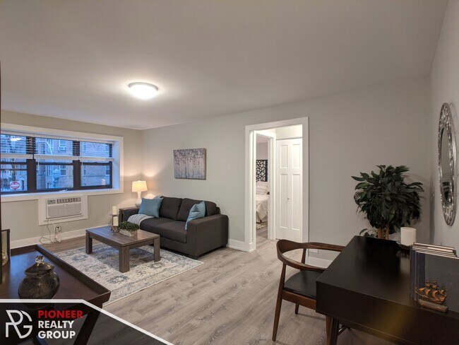 Building Photo - 530 W Surf St