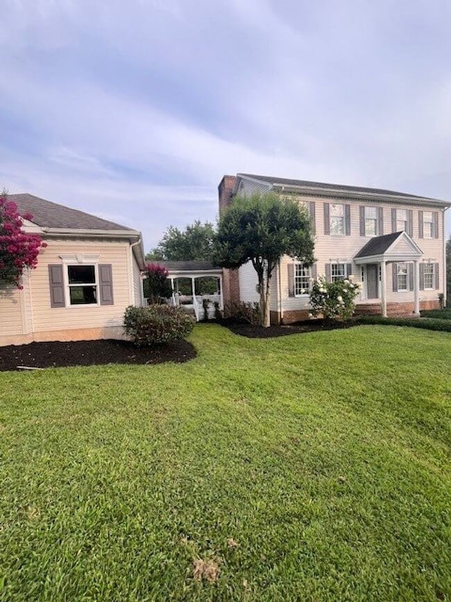 Building Photo - 331 Lakeside Dr