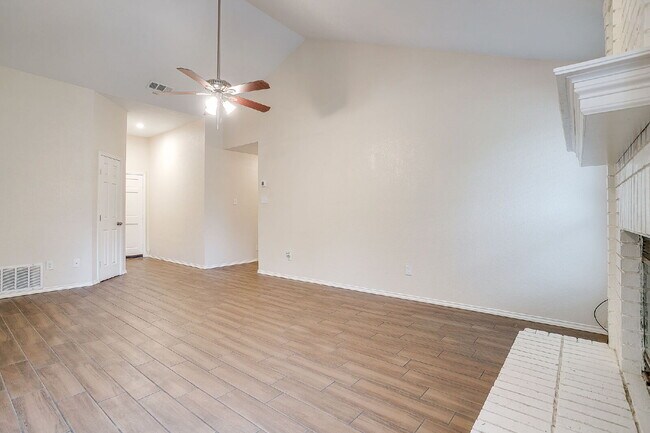 Foto del edificio - Charming, updating 3 bedroom home in east Fort Worth