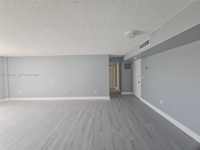 Foto del edificio - 2841 NE 163rd St