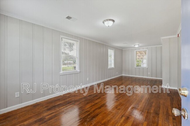 Building Photo - 605 Orchard Ave