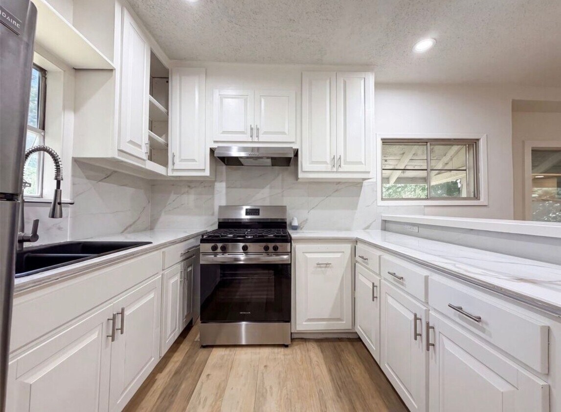 Building Photo - 5109 Malinda Ln S