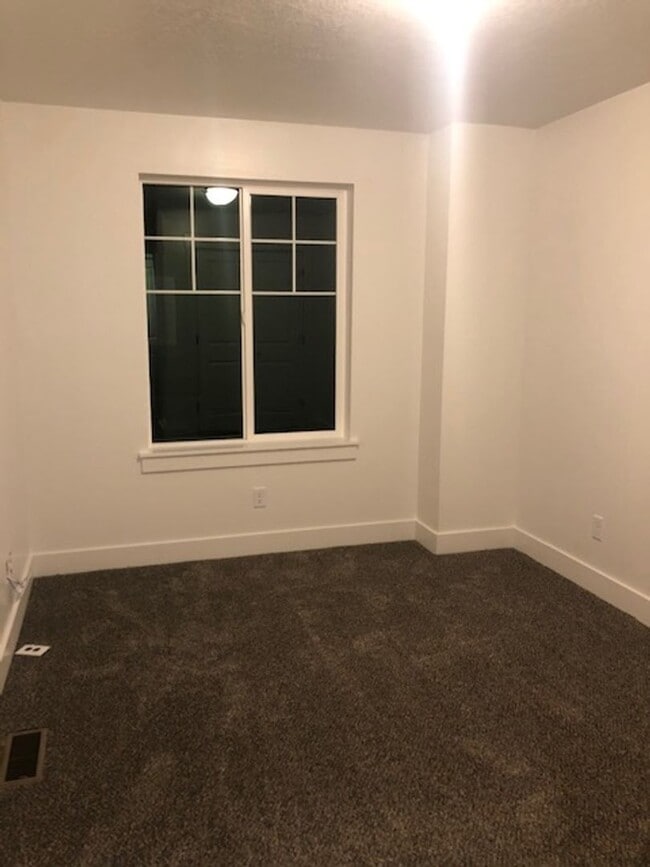 Building Photo - 402 W 100 S