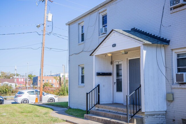 Building Photo - 1903 Grayland- 2 Bedroom in Randolph 1/2 off first month!