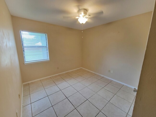 Building Photo - 1614 Green Briar Pkwy