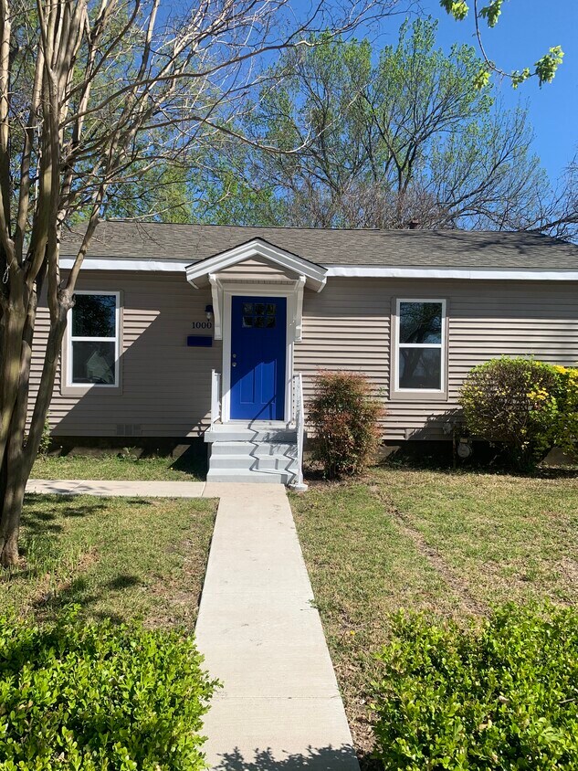 Front - 1000 Edgefield Dr