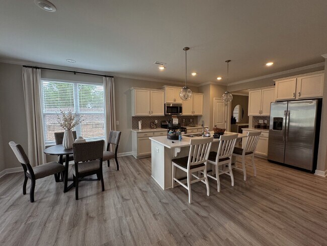 Foto del edificio - FURNISHED: Previous Model Home, For Rent 3 bedrooms/2.5 baths/2nd Floor Family Room w/kitchenette...