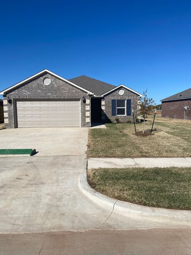 Building Photo - *Start 2026 Strong with Rent FREE!* Three Bedroom | Two Bathroom Home in Fox Hollow