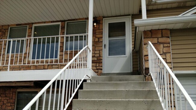 Building Photo - 940 W Red Oaks Dr