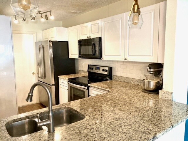 granite top kitchen - 713 Caya Costa Ct NE