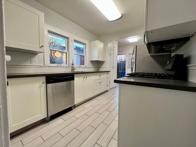 Foto del edificio - North Park Cottage! LARGE ENCLOSED PRIVATE BACKYARD! Washer & Dryer! Assigned Parking!