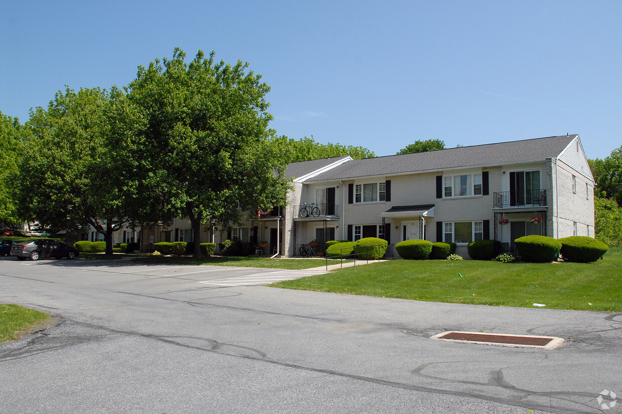 Primary Photo - Devonshire Apartments