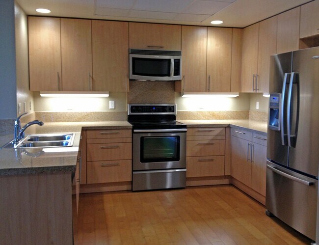 Foto del edificio - Huge 1 Bedroom Flat with Storage Locker and Original Brick Walls at Plant 51