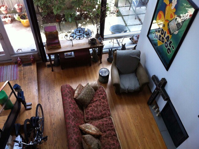 Living Room - w/ alternative furniture - 839 N Hermitage Ave