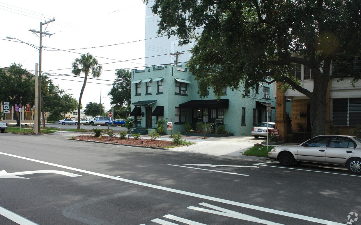 Building Photo - 425 3rd St N