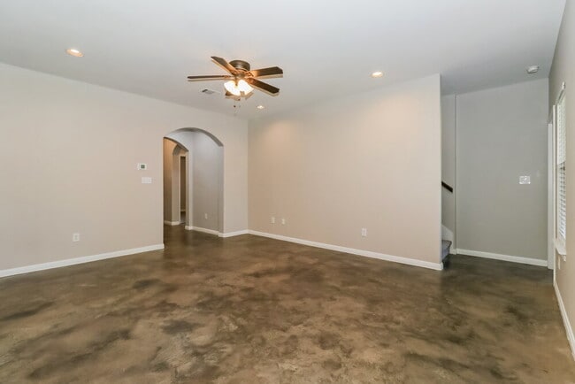 Building Photo - 701 Algerita Dr