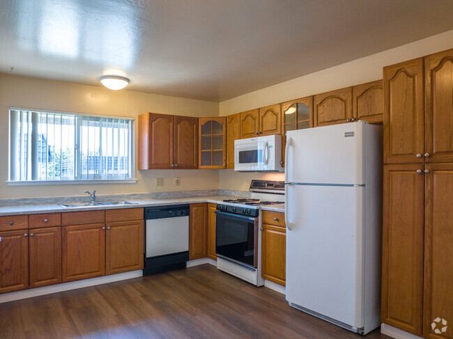 2BR 1BA, 850SF - Kitchen - Vacaville Park Apartments