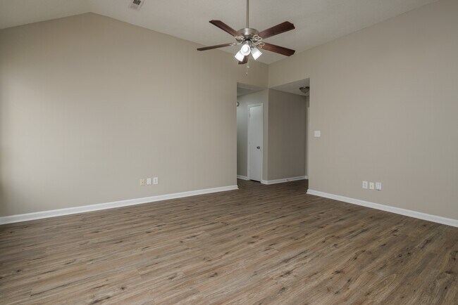 Foto del edificio - 227 Mountain Creek Dr