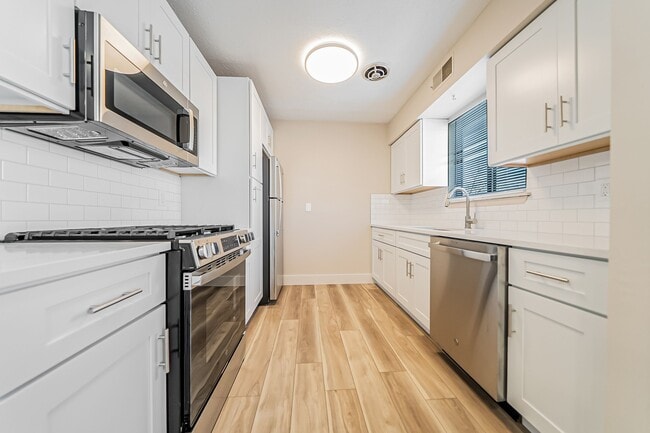 Building Photo - Hallwood Manor Apartments