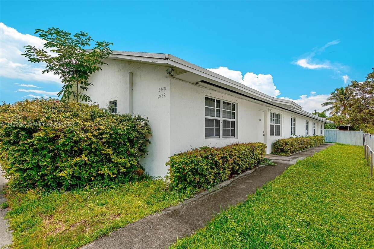 Foto principal - 2442 NW 34th St