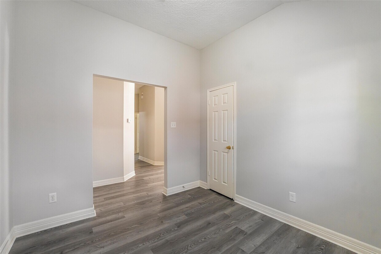 Building Photo - 16007 Lakestone Dr