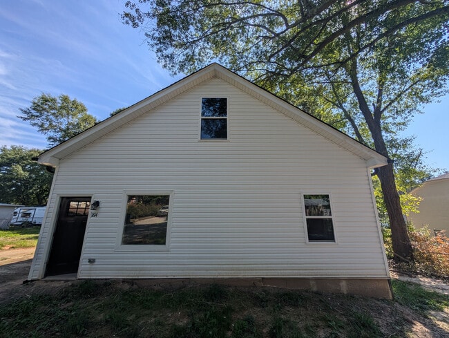 Building Photo - Room in House on Hart St