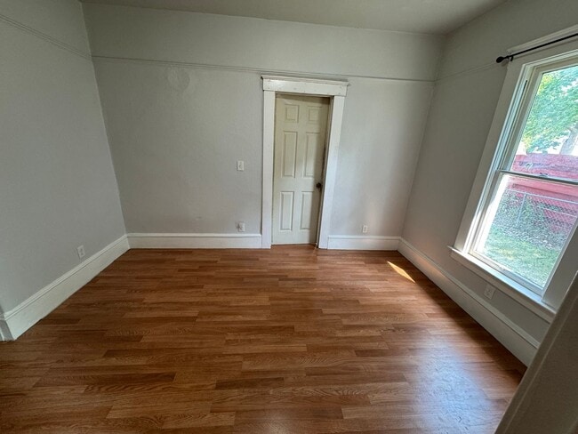 Building Photo - Cozy Home