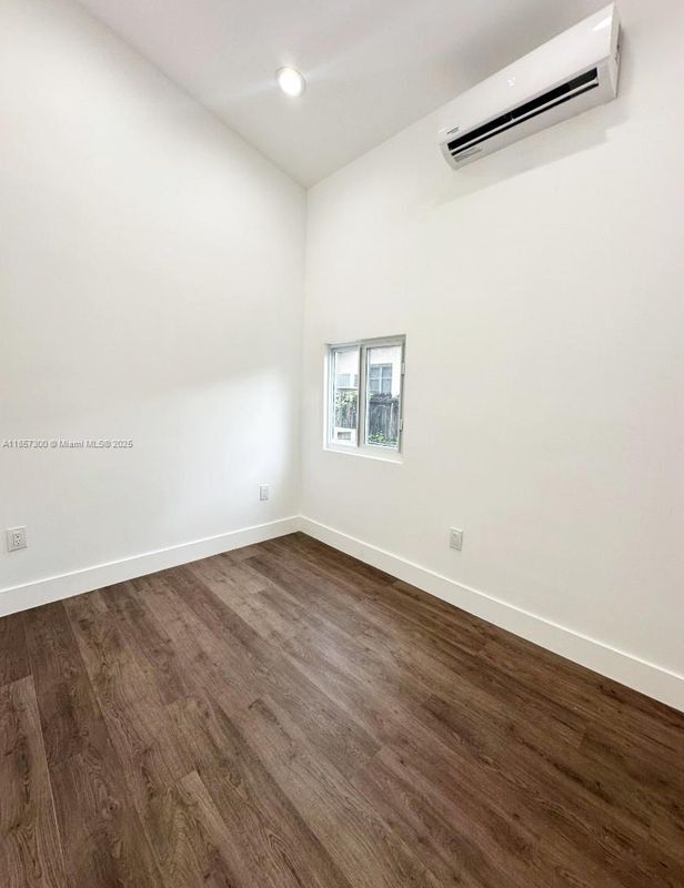 Foto del edificio - 2126 NW 24th St