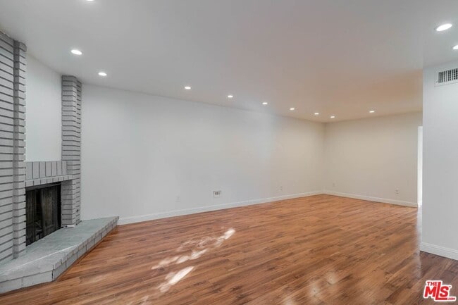 Building Photo - 13959 Victory Blvd