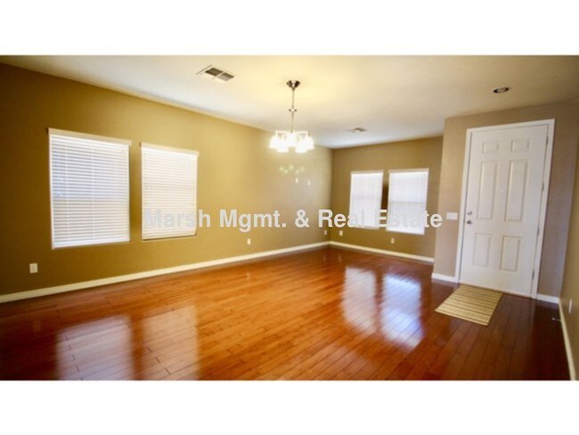 Foto del edificio - Beautiful 2-story home with 4 bedrooms, lo...